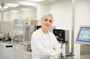 Работающая женщина на автоматизированной производственной линии на современном заводе